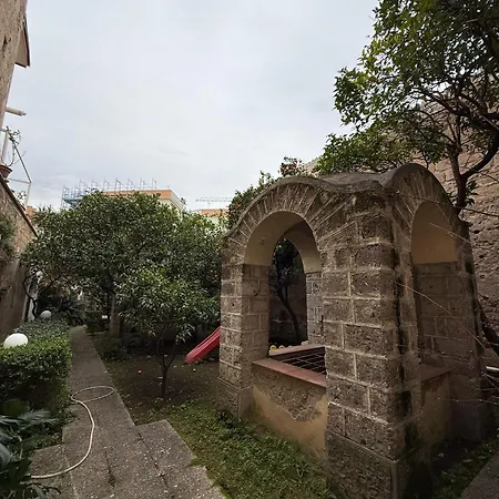 La Lanciolla Apartment *